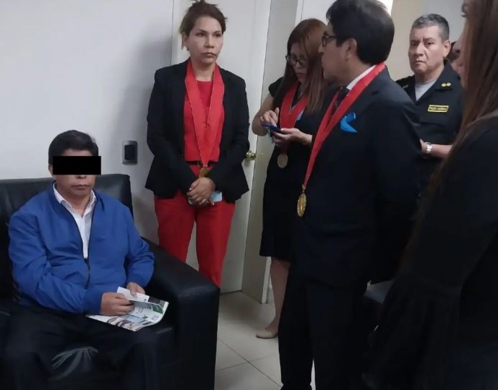 Imagem da Polícia do Peru mostra Pedro Castillo detido; foto foi divulgada com uma tarja