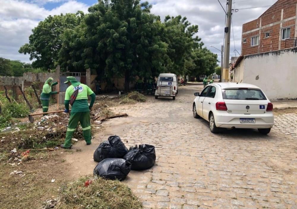 Secretaria de Serviços Públicos de Patos atende população e faz retirada de entulho e lixo nesta segunda