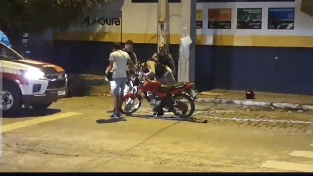 Vídeo: Policia Militar recupera moto roubada, após suspeito entrar na contramão e dá de cara com policiais em outra ocorrência