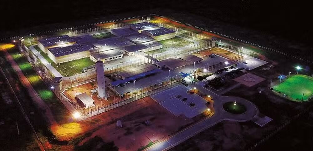 Veja: Fugitivos escalaram luminária e cortaram cerca de presídio de segurança máxima durante a madrugada, em 1ª fuga da história no Sistema Penitenciário Federal