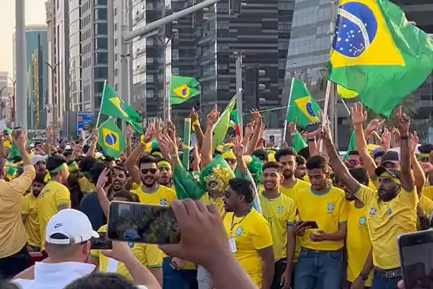 Em clima de festa, indianos chegam ao Catar para torcerem pelo Brasil