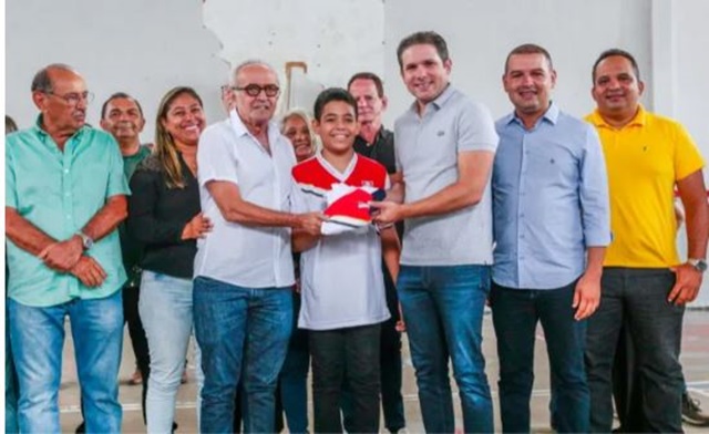 Ao lado de Cícero Lucena, Hugo Motta assina ordem de serviço para construção de treze escolas em João Pessoa