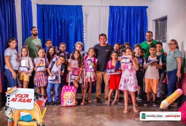 Ano Letivo: Prefeitura entrega kits escolares aos alunos da rede municipal de ensino