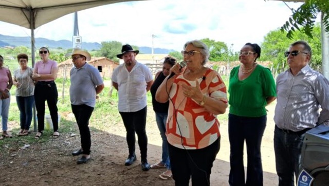 Prefeita de Emas entrega casas populares na zona rural do município