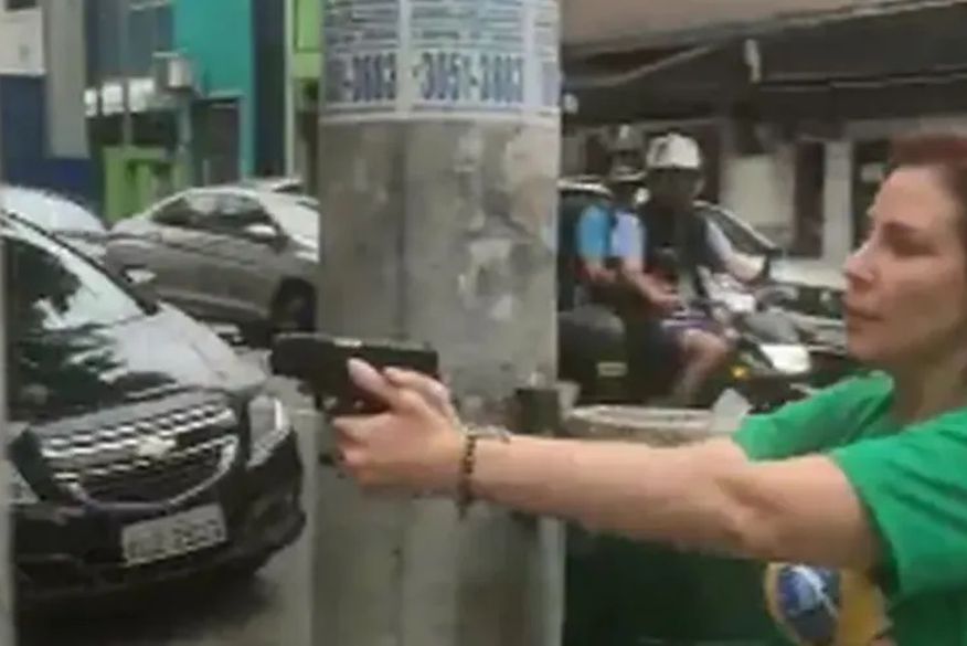 Após decisão da Justiça, Carla Zambelli entrega arma para a Polícia Federal