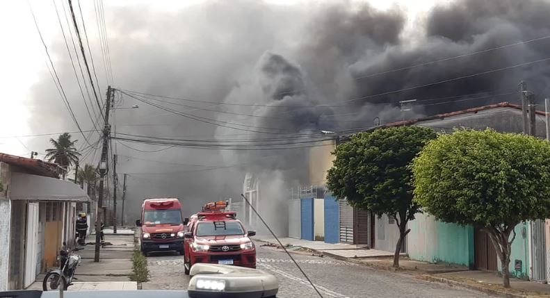 Incêndio destrói fábrica de fogos de artifício em Parnamirim-RN