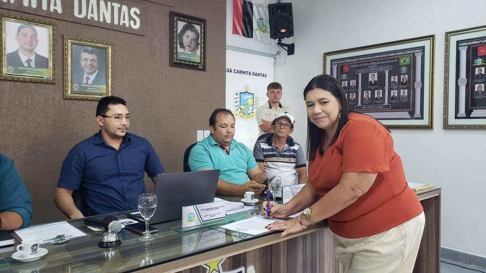Jacilene de Oliveira Silva toma posse na Câmara Municipal de Mãe D´água 