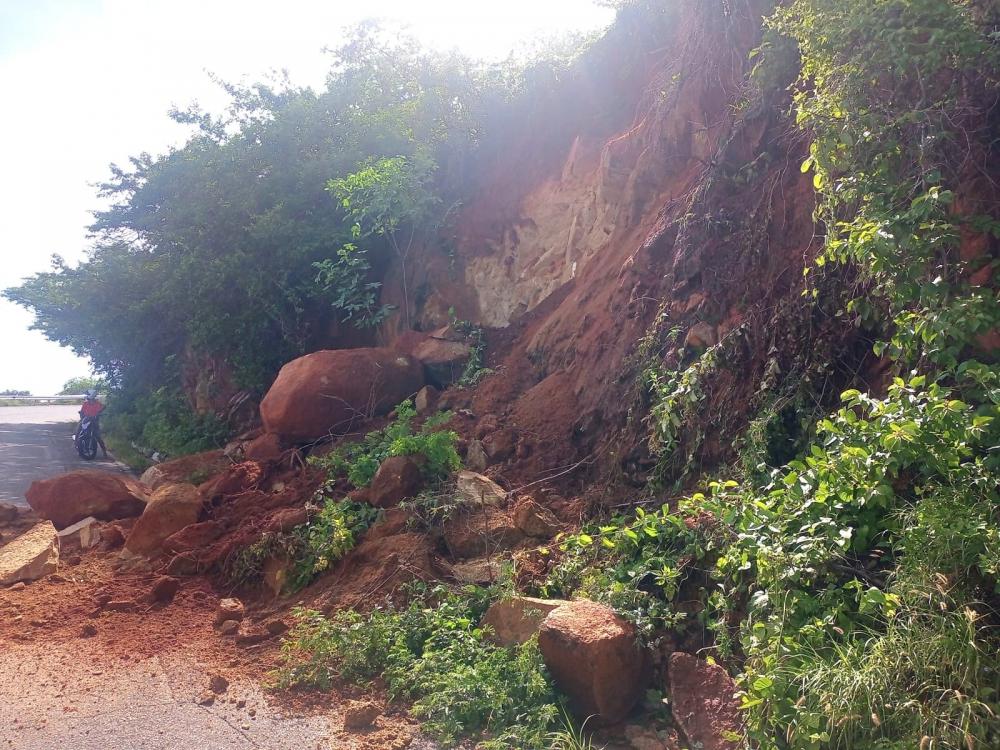 Chuvas provocam deslizamentos de pedras na Serra do Teixeira