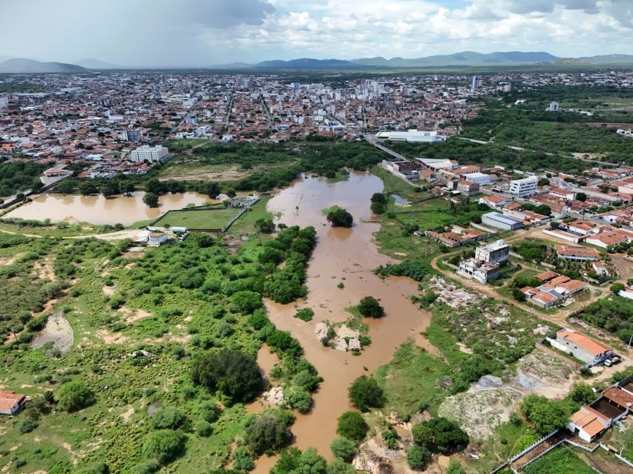 Registro fotográfico com drone mostra cheia do Rio da Cruz na cidade de Patos 