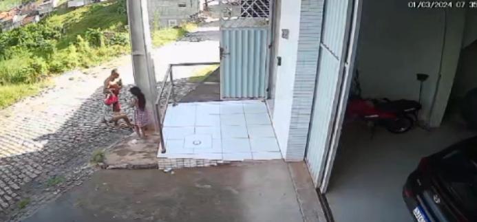 Vídeo mostra marido arrastando esposa pelos cabelos na frente da filha do casal