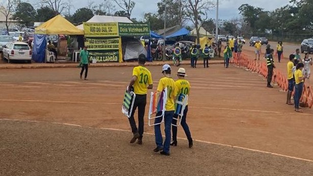 Bolsonaristas choram, rezam e abandonam QG do Exército após discurso. Vídeo