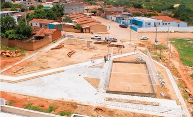 Prefeitura de Cacimbas realiza construção de praça com quadra de areia e academia de saúde