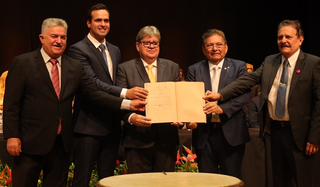 João Azevêdo e Lucas Ribeiro tomam posse como governador e vice-governador da Paraíba