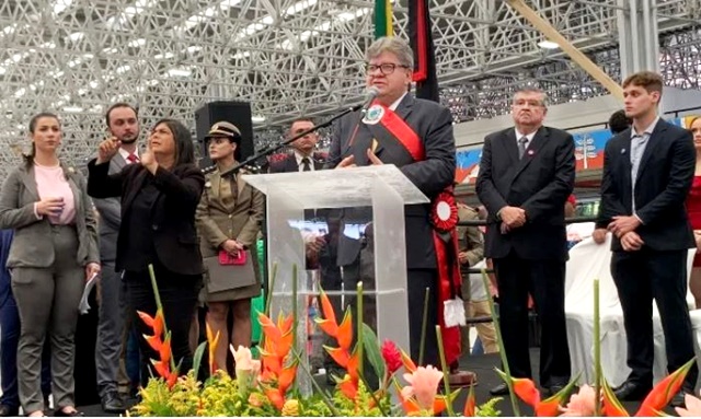 Empossado para 2º Governo, João garante reajuste de 18% para servidores