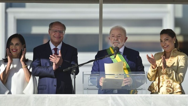 Em discurso no parlatório, Lula reassume compromisso de cuidar dos brasileiros e se emociona ao falar da fome