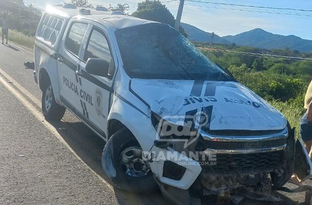 Viatura da Polícia Civil capota em rodovia de Itaporanga