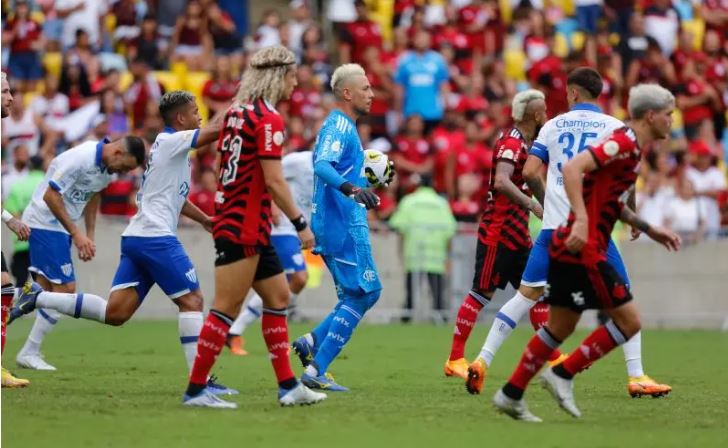 Na despedida dos Diegos, rebaixado Avaí bate o Flamengo no Maracanã