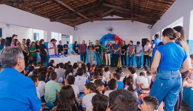 Prefeitura de Patos entrega reforma da Escola Nosso Lar Tio Juca e fardamento escolar