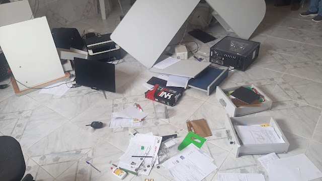 Agricultor enfurecido quebra mobília do sindicato rural da alto sertão da PB