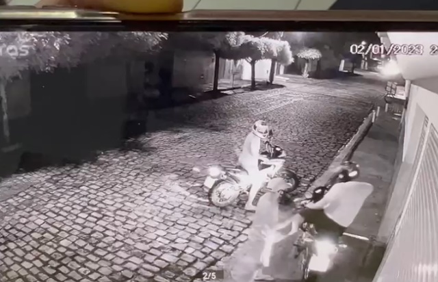 Vídeo: Mais uma moto é tomada de assalto, no alto sertão da PB