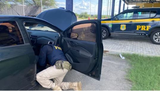Carro adulterado é apreendido e homem é preso em abordagem da PRF, em São Mamede
