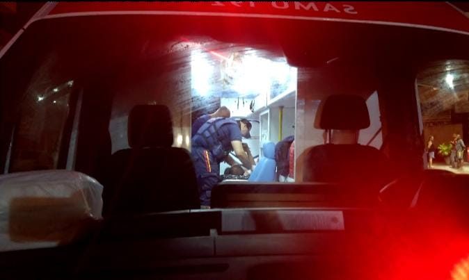 Grupo armado invadiu residência, matou um homem e deixou o sobrinho baleado na noite deste sábado em Cabedelo