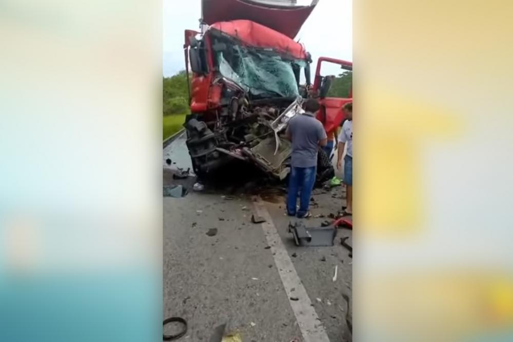Motorista sofre fraturas após cochilar e bater carreta em traseira de caminhão na PB