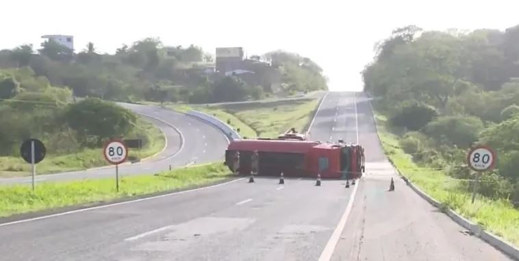 Caminhão carregado de combustível tomba e bloqueia trânsito na BR-230