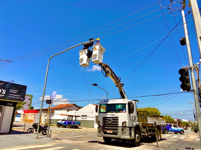 STTRANS instala semáforo no cruzamento das ruas Pedro Benedito e Antônio Félix, no bairro do São Sebastião