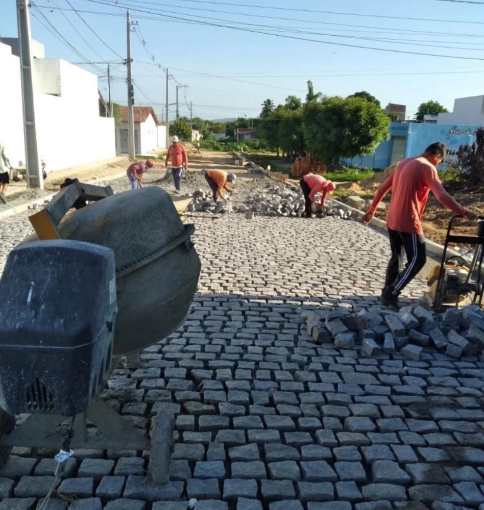 Prefeitura realiza pavimentação em paralelepípedo na rua Luiz Marinho dos Santos no bairro São Sebastião