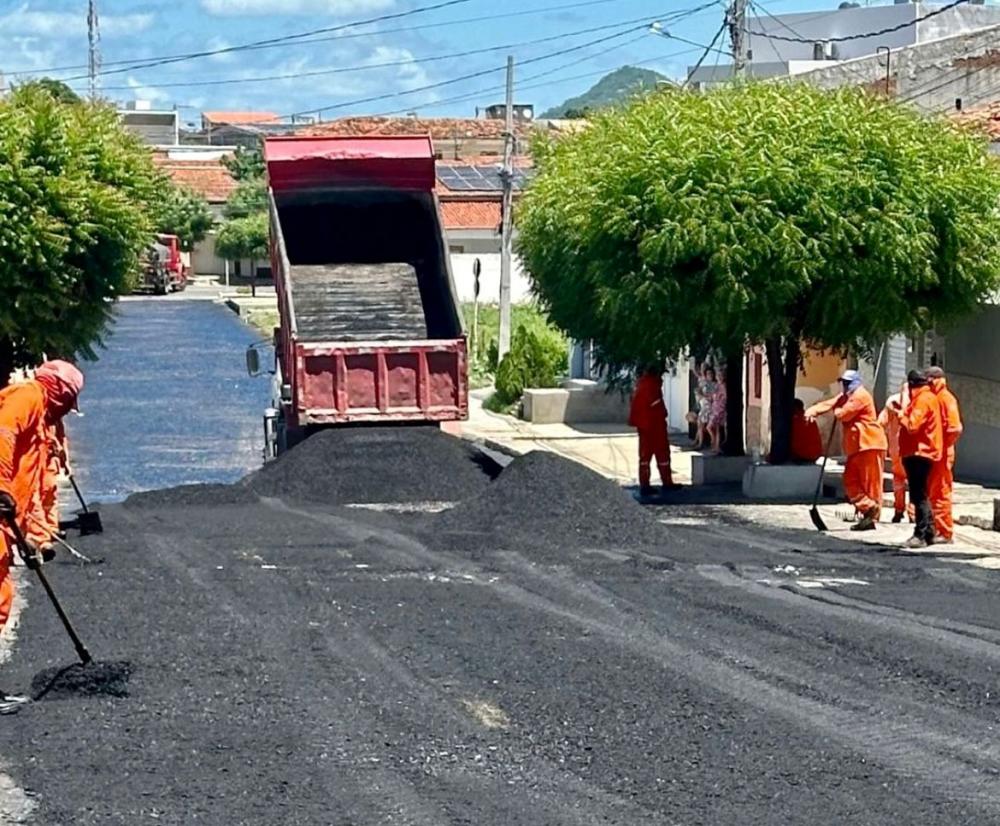 Moradores dos bairros Maternidade e Santo Antônio celebram chegada da pavimentação asfáltica em suas ruas