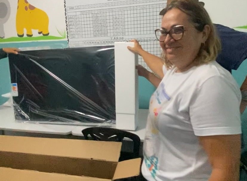 Prefeitura de Patos entrega 120 aparelhos televisores e mais de 800 itens para as escolas e creches municipais