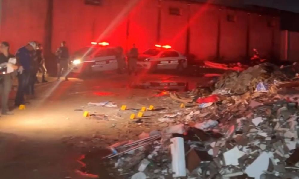 Grupo tira irmãos de dentro de casa, mata um e deixa outro baleado