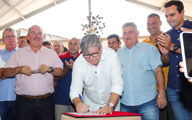 João Azevêdo autoriza construção de abatedouro do Vale do Paraíba e atende demandas de municípios da região
