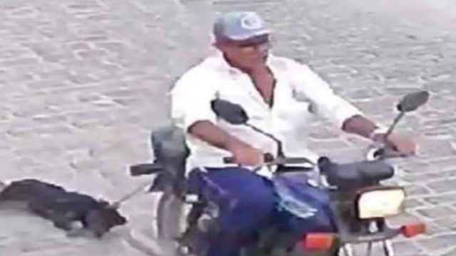 Vídeo: Homem amarra cachorro em moto e arrasta por rua no interior da Paraíba