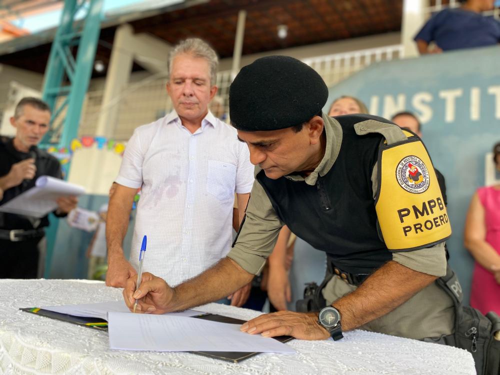 Prefeitura e Polícia Militar assinam acordo de cooperação para continuidade do PROERD nas escolas municipais
