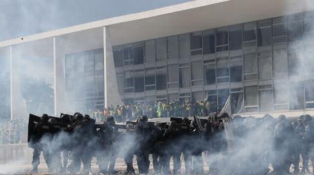 Golpistas são rendidos e presos dentro do Palácio do Planalto. Vídeos