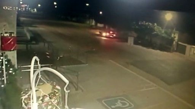 vídeo mostra momento do acidente envolvendo moto e carro que deixam duas pessoas gravemente feridas