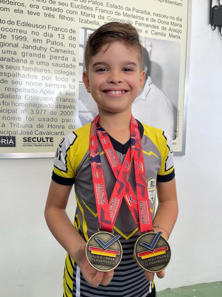 INCENTIVO AO ESPORTE: Atleta mirim de Patos conquista medalhas de ouro em competição nacional de tênis de mesa