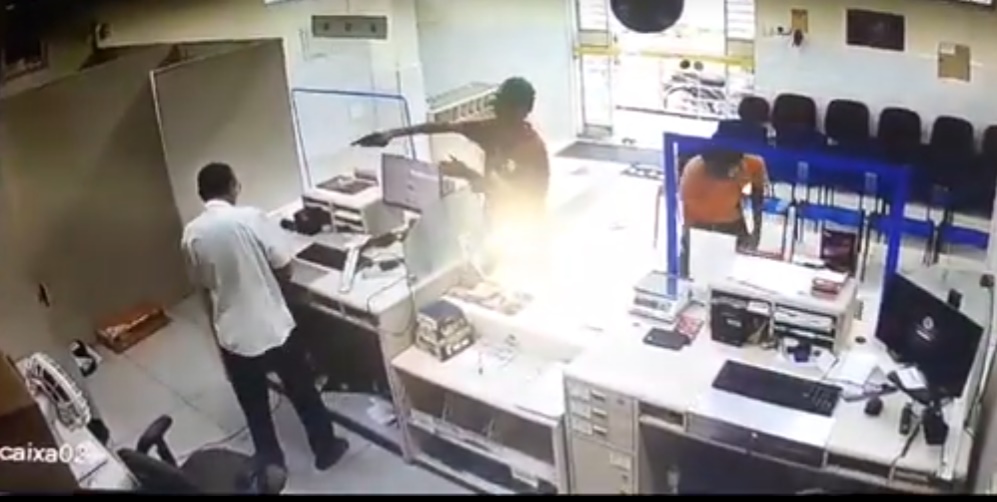 VÍDEO: Bandidos rendem funcionário e assaltam agência dos Correios em Rio Tinto