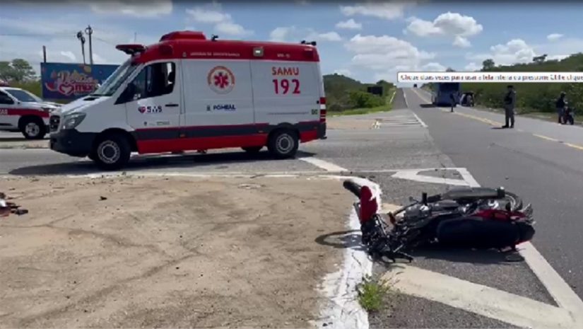 Mulher tem fratura exposta na perna esquerda durante colisão entre moto e carro na BR-230