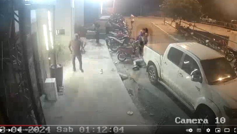 VEJA Imagens das câmaras do lado de fora do bar, onde mostra o policial civil HENRIQUE disparando várias vezes contra a vítima EWERTON DIRAL 