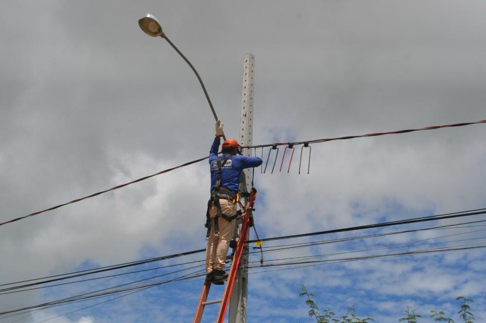 Equipe de iluminação pública trabalha para manter zona rural de patos sempre iluminada