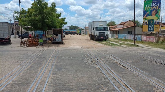 Força tarefa entre STtrans e outras secretarias vai garantir via de tráfego de veículos pelas imediações da linha férrea, em Patos