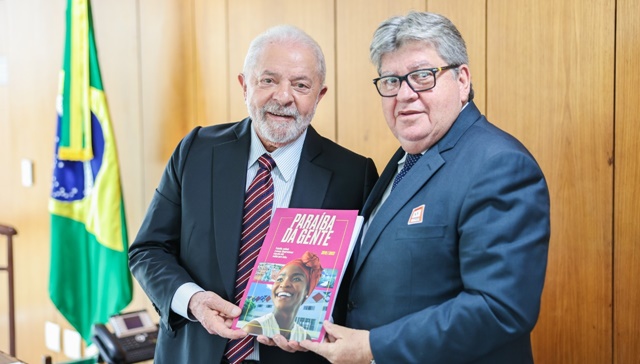 João Azevêdo discute parcerias e entrega exemplar de revista com realizações de seu primeiro mandato a Lula
