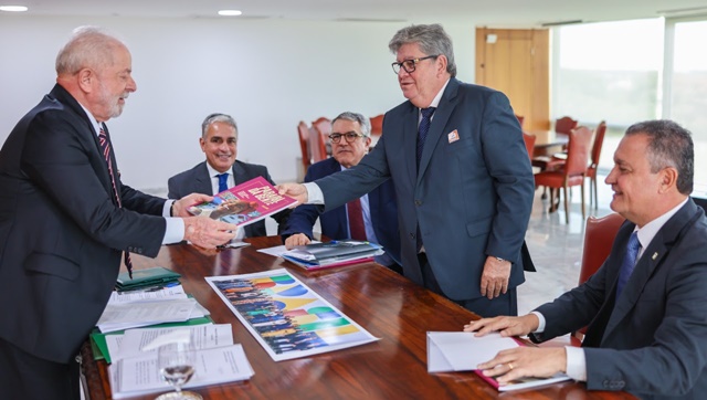 Presidente do Consórcio Nordeste se reúne com Lula e destaca retomada de relação republicana com o governo federal