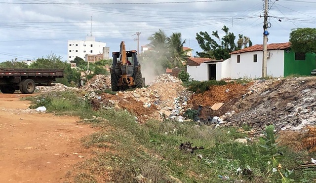 Força-tarefa contempla bairros do Dona Millindra e São Sebastião com remoção de lixo e entulho, e terraplanagem de ruas em Patos