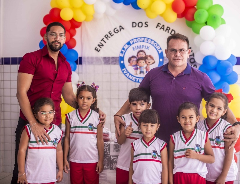 Estudantes da rede municipal de ensino recebem fardamento escolar em Cacimba de Areia-PB