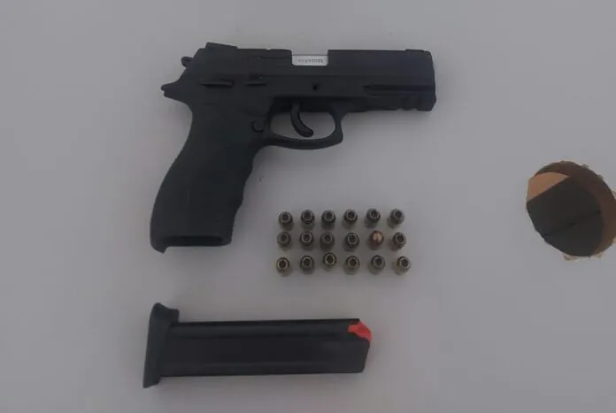 Polícia Militar apreende pistola durante patrulhamento, em Patos