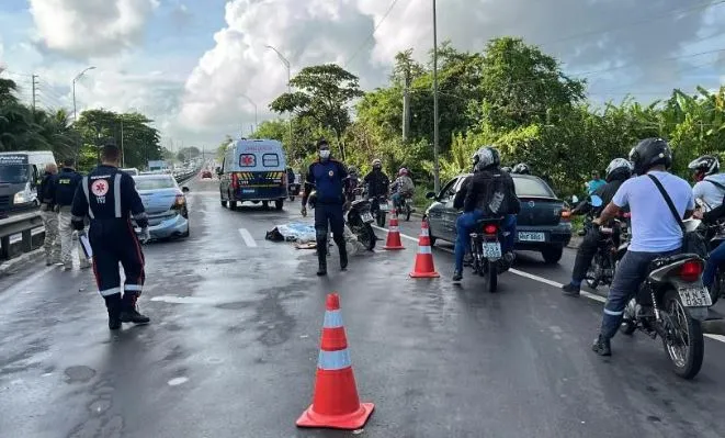 Jovem morre a caminho do trabalho após moto colidir em carro na manhã desta segunda-feira (06)